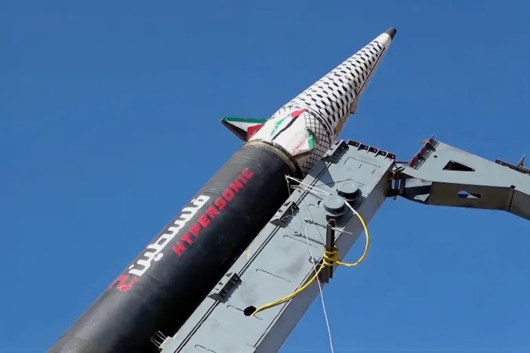 على مدى شهور الإبادة الجماعية التي تُرتكب بحق أهل غزة الصامدين الأعزاء، ثبت اليمن على موقفه، مؤكداً أن فلسطين بالنسبة له قضية حق وكرامة، وواجب ديني وأخلاقي لا يقبل الصمت أو التخلّي.