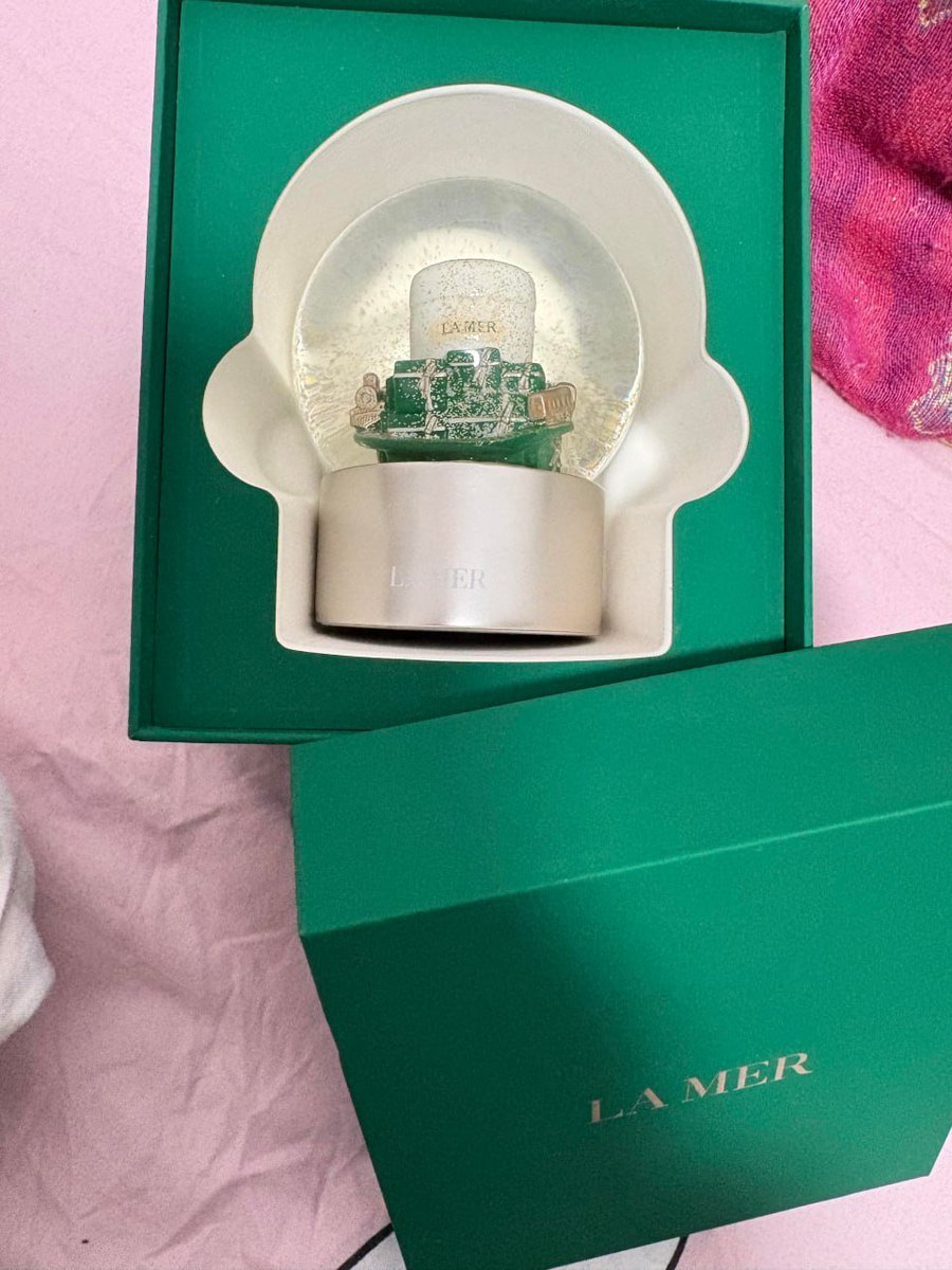 Yvette198710's tweet photo. Lamer's Christmas baubles https://t.co/rF9fWr4Aj7