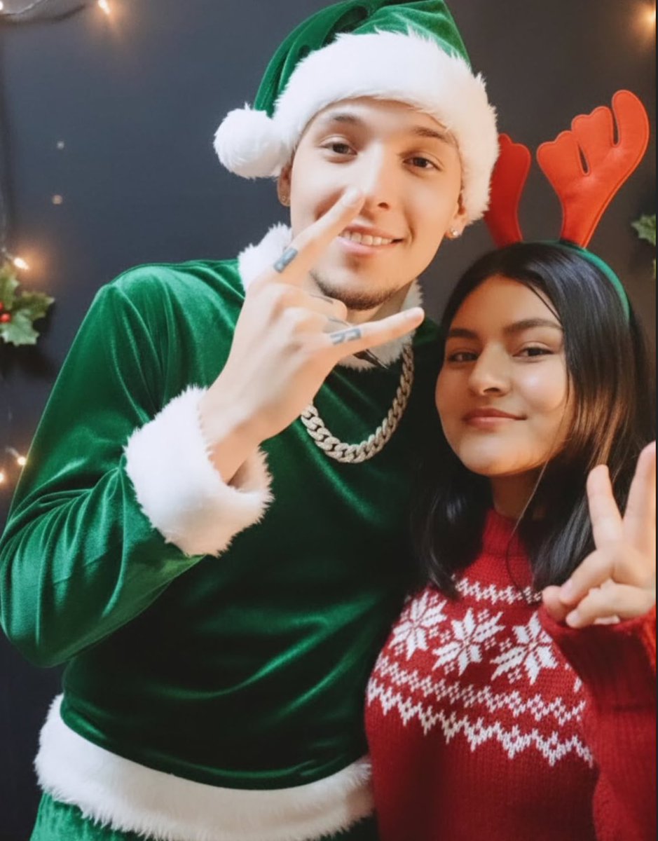 yanblockperu's tweet photo. Feliz navidad🎄🎅🏼 te desean la Block Gang Perú 🇵🇪🧱❤️ gracias por hacer de esta navidad algo especial estamos muy felices de haber compartido con @yanblockpr antes de cerrar el año, que el 2026 nos traiga muchos éxitos para todos, esperamos tenerlos prontito por Perú❤️Los amamos https://t.co/Dr2ypJoMyy