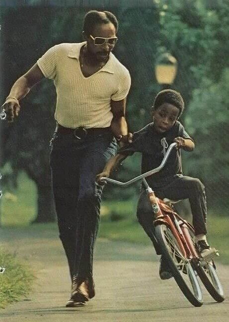 ExplorerMoment's tweet image. A father teaching his son to ride a bike in Central Park, New York City. ca 1973