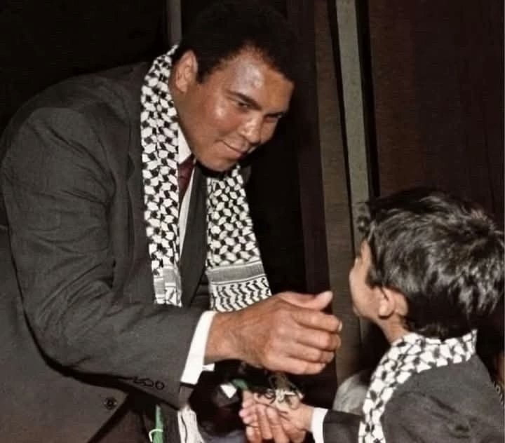 ExplorerMoment's tweet image. Muhammed Ali visiting a Palestinian refugee camp in southern Lebanon, 1974