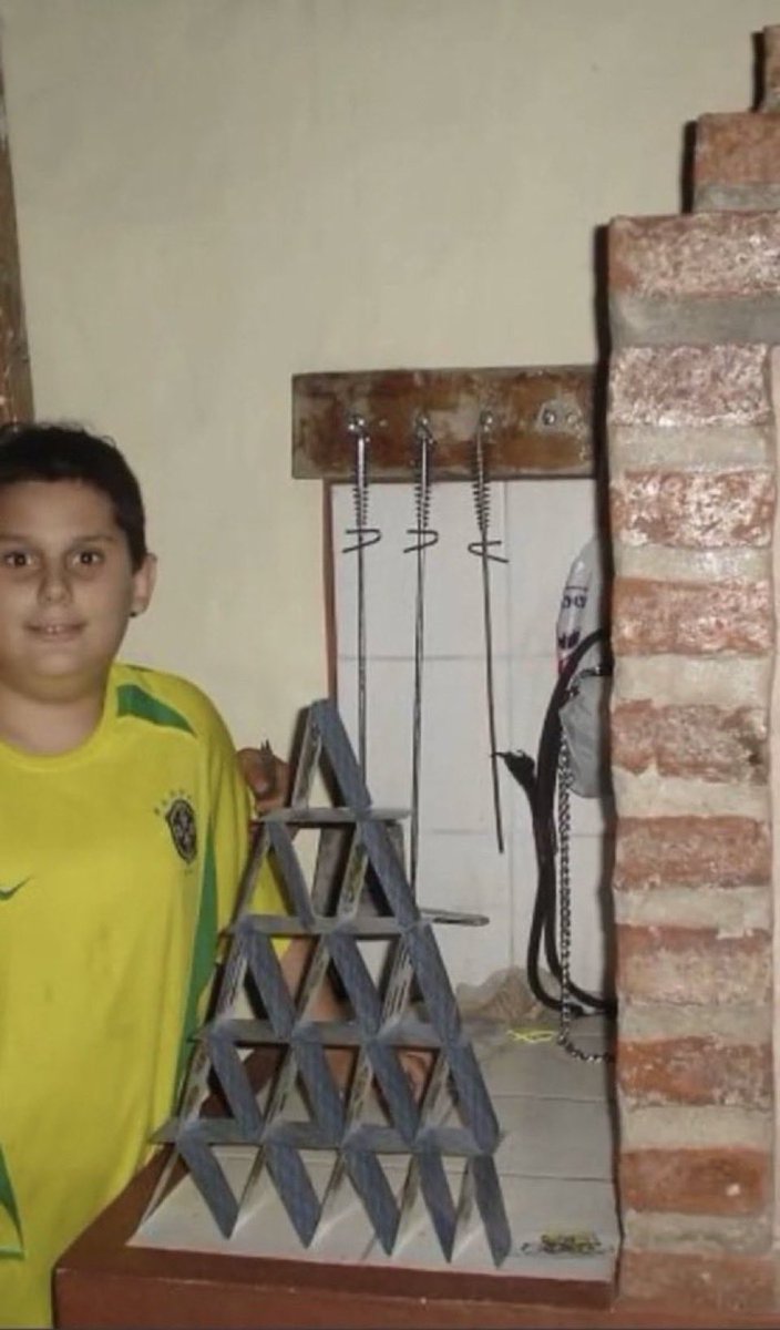 Ya estamos con la familia desde temprano y el cargoso de mi primito me jode para que vea como arma la casita con las cartas jajaja pero bueno todo por la familia, mirenle la cara de felicidad