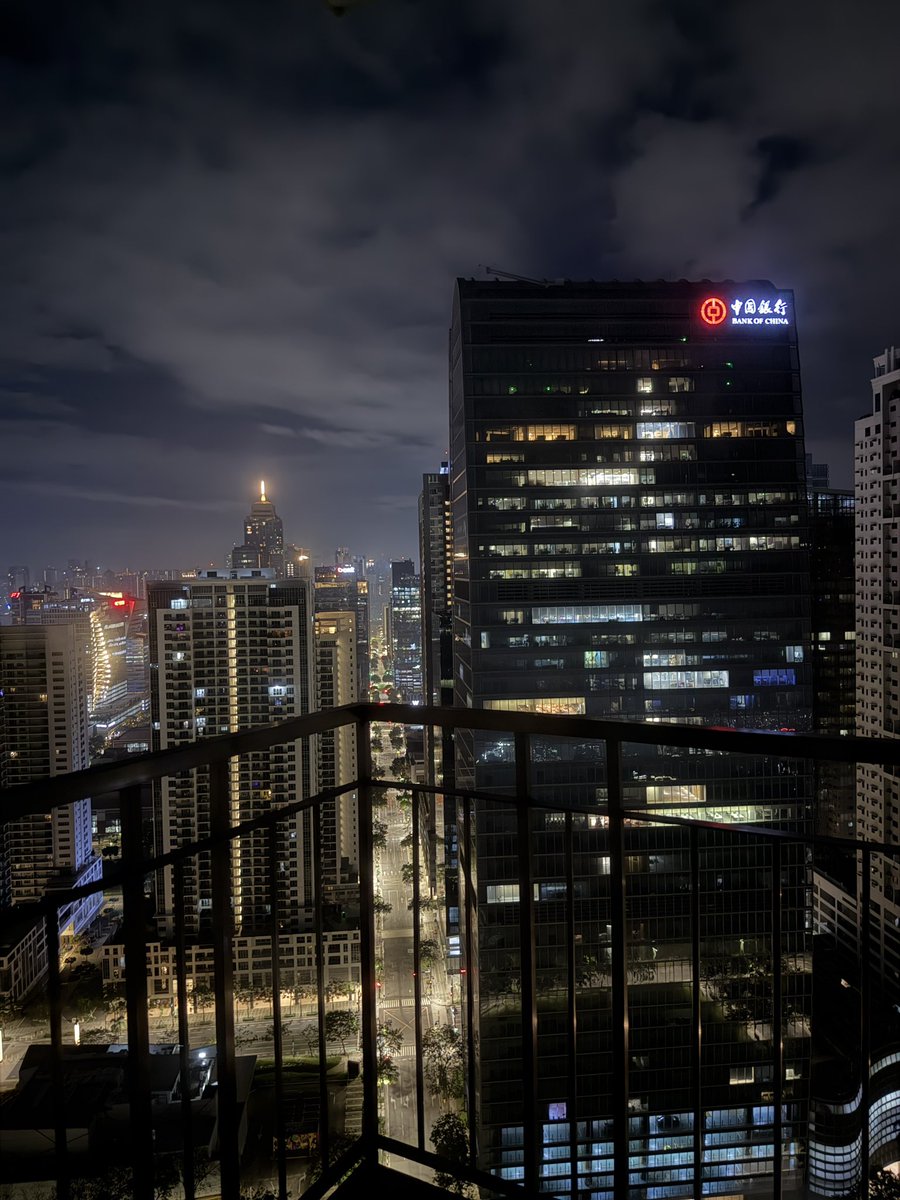 gyeaaah's tweet photo. 5 am in BGC ✨ https://t.co/QI0YeZkXk5
