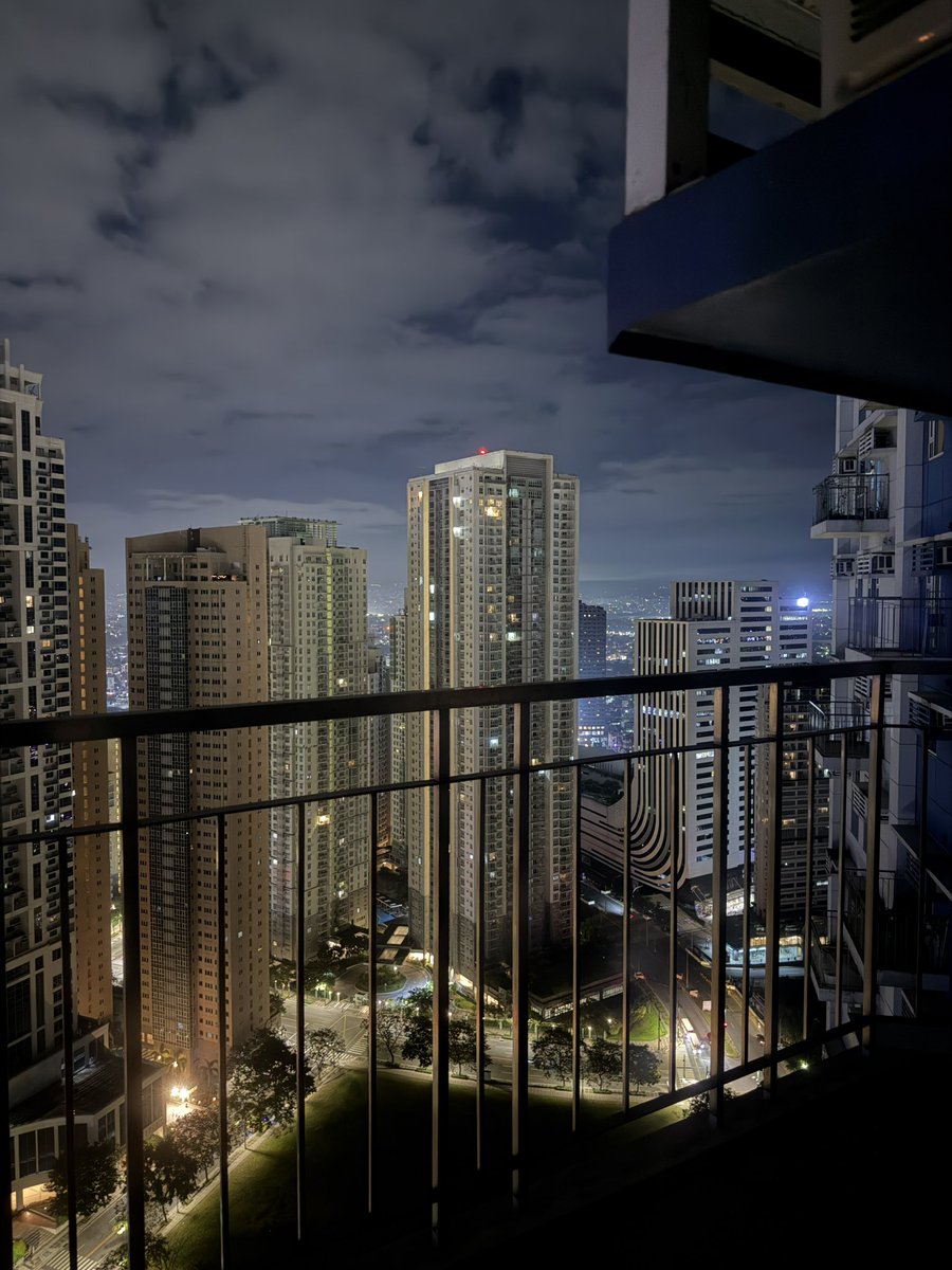 gyeaaah's tweet photo. 5 am in BGC ✨ https://t.co/QI0YeZkXk5