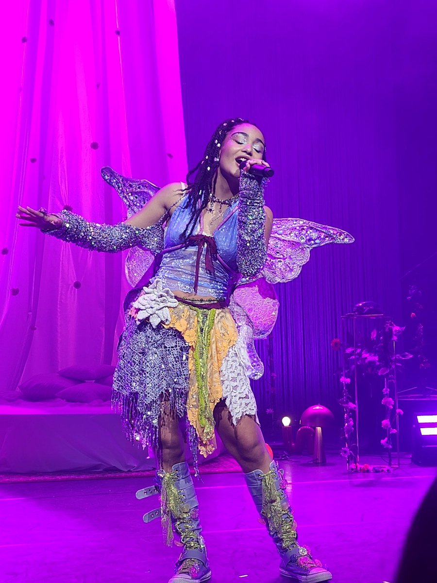 Pour rappel, Candice c'est 3 EP:
*PREMIER PÉTALE 
*DEUXIÈME PÉTALE : Floraison 
*DERNIER HIVER 
-Deux Hits cachés (ceux que je connais bien sûr) :
*Amour Fragile et Promets-moi
Des sans makeup de qualité 
Un concert de qualité. 2026????
Fière d'être une Candies 🍭🍭🧚‍♀️🧚‍♀️