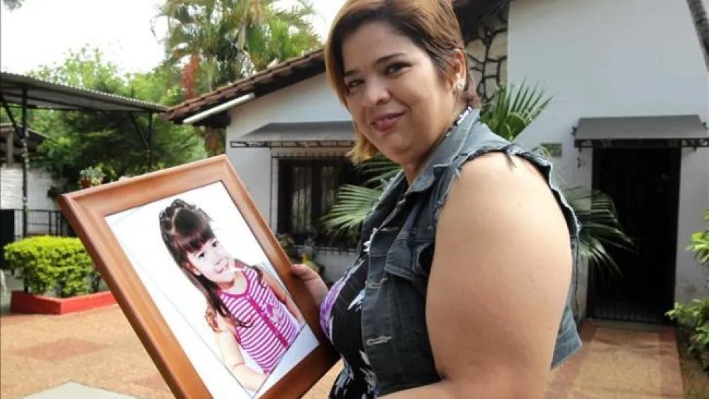 ▶️ “DEMOS ABRAZOS, NO DISPAROS” | 💔🎄

 A 13 años de la muerte de Paz Valentina por una bala perdida en plena Navidad, el 25 de diciembre de 2012, en el barrio Santa María de Asunción

Su madre, Liz Vera, suplicó que ya no se disparen armas al aire porque en el transcurso de los