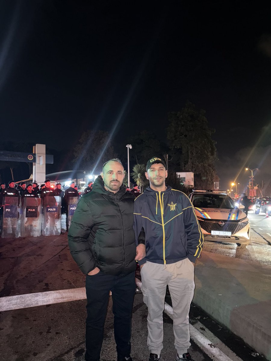 GFB Burada Dimdik Ayakta .  #FenerBizimSaranBizim