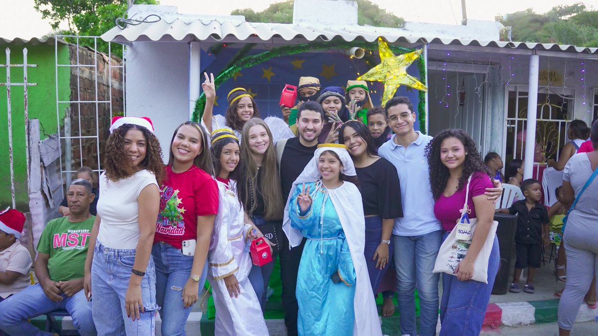 Una tradición que sigue latiendo. Mi amigo Jorge, a quien con cariño llamábamos Cachaco Loco, sembró en nosotros este hermoso gesto navideño que hoy sigue vivo. Gracias, líderes de Luis R. Calvo, por mantenerlo y por seguir invitándonos cada año. ¡Feliz Navidad!