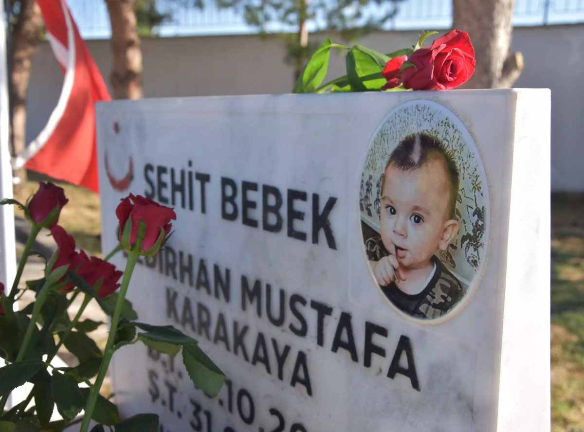 Elinde 8 aylık bebeğin kanı olanlar bize ‘insan hakları’ dersi veremez.

Unutanlara hatırlatalım:
PKK ve onun siyasi uzantısı; kadınların, bebeklerin, öğretmenlerin ve onlarca masum sivilin katilidir.