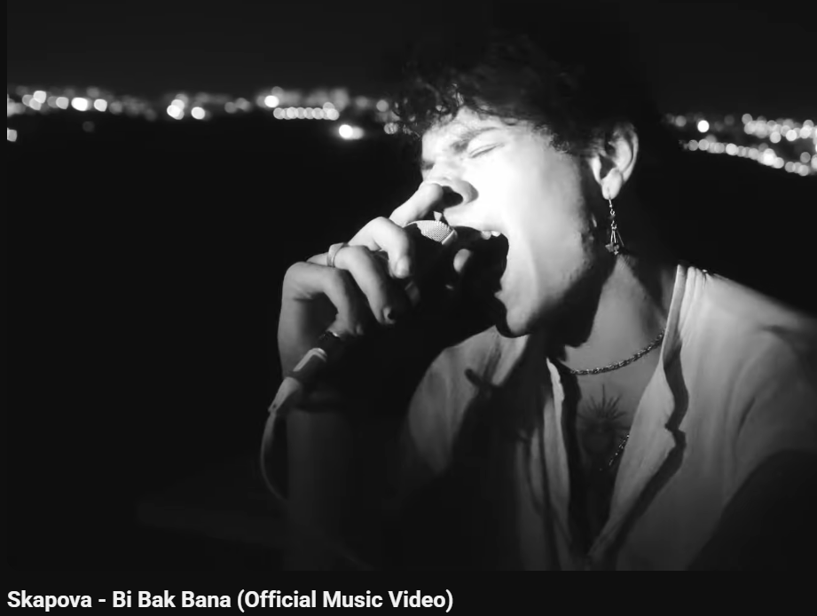 Bence Şimdi Sen De Herkes Gibisin

Gözlerim gözünde aşkı seçmiyor
Onlardan kalbime sevda geçmiyor
Ben yordum ruhumu biraz da sen yor
Çünkü bence şimdi herkes gibisin