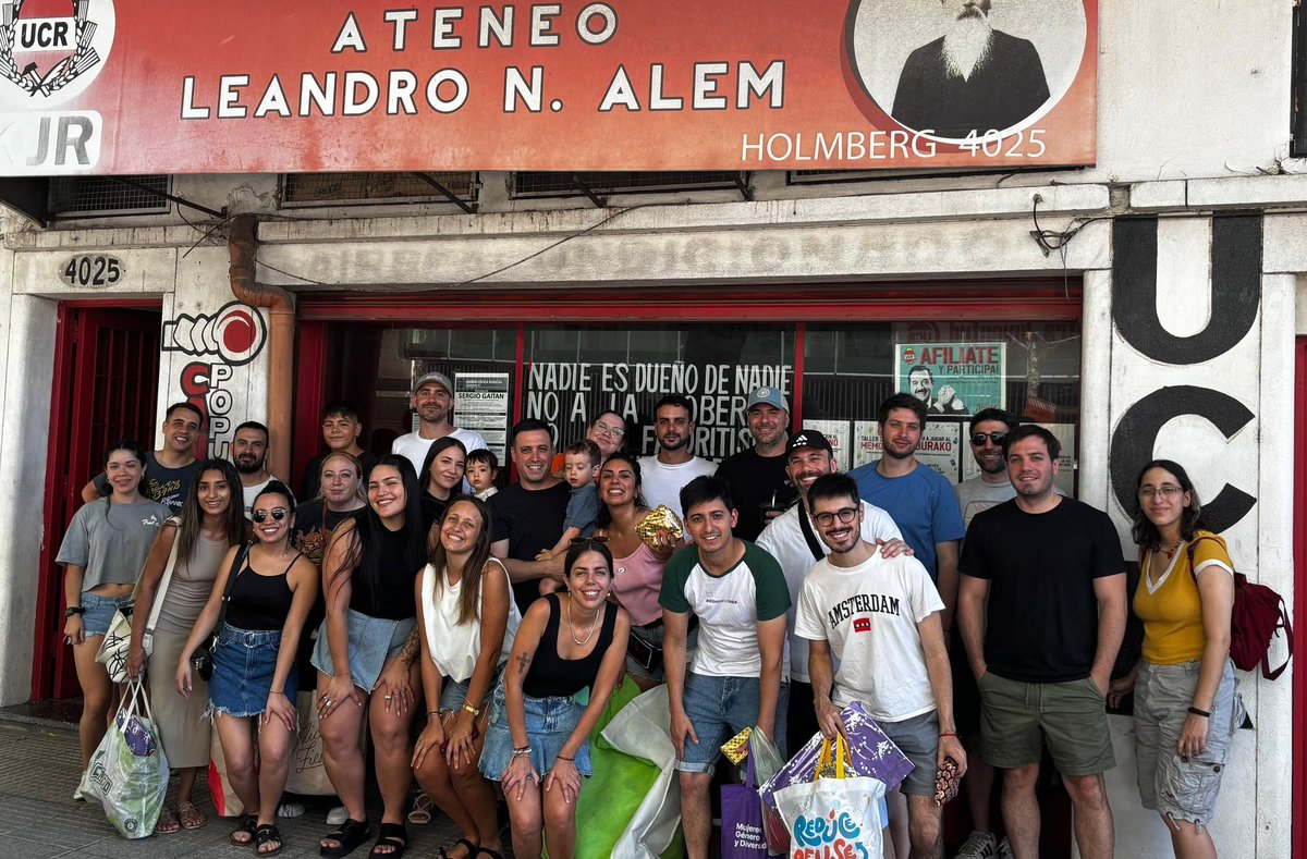 Navidad solidaria en el Hospital Pirovano con los amigos de la <a href="/ucrcomuna12/">UCR Comuna 12</a> 🎄🎁

Este año con Feli y Oli, envolviendo regalos en el comité! 
Una tradición compartida desde hace más de 10 años 🙌