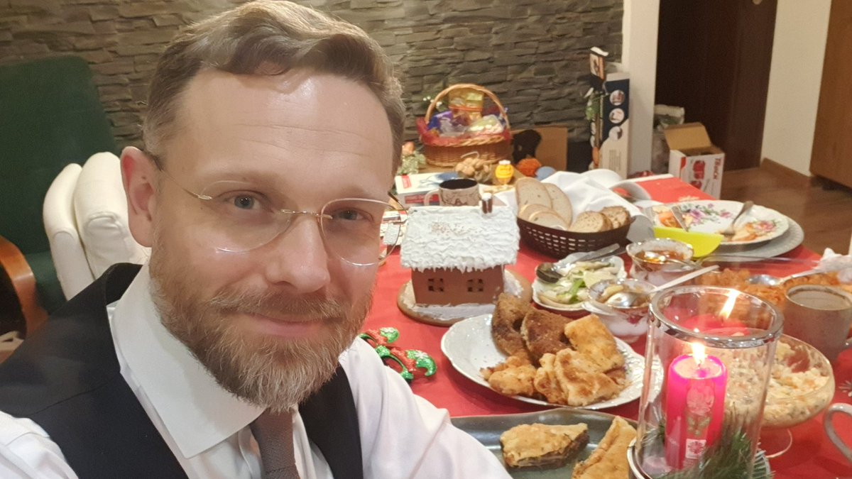 BoguckiZbigniew's tweet photo. 🌠 #Wigilia to wspólna #modlitwa, czytanie Ewangelii, #opłatek, #życzenia i posiłek: ryby, czerwony barszcz, kutia, kapusta z grochem, pierogi z kapustą i grzybami, pierniki, makowce i inne tradycyjne potrawy, a także świeca @CaritasPolska #WigilijneDziełoPomocyDzieciom, a na koniec oczywiście prezenty🎁 pod choinką🎄
Teraz czekamy do północy na Pasterkę🌟
Radosnego świętowania #BożeNarodzenie 😊