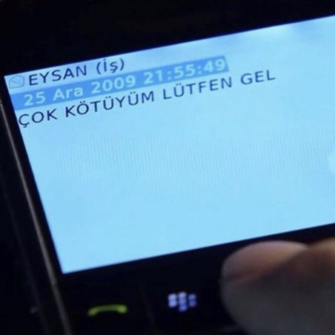 bosunatiklama's tweet image. Eyşan'nın Ezel'e attığı mesajın üzerinden 16 yıl geçti.

"Çok kötüyüm lütfen gel."