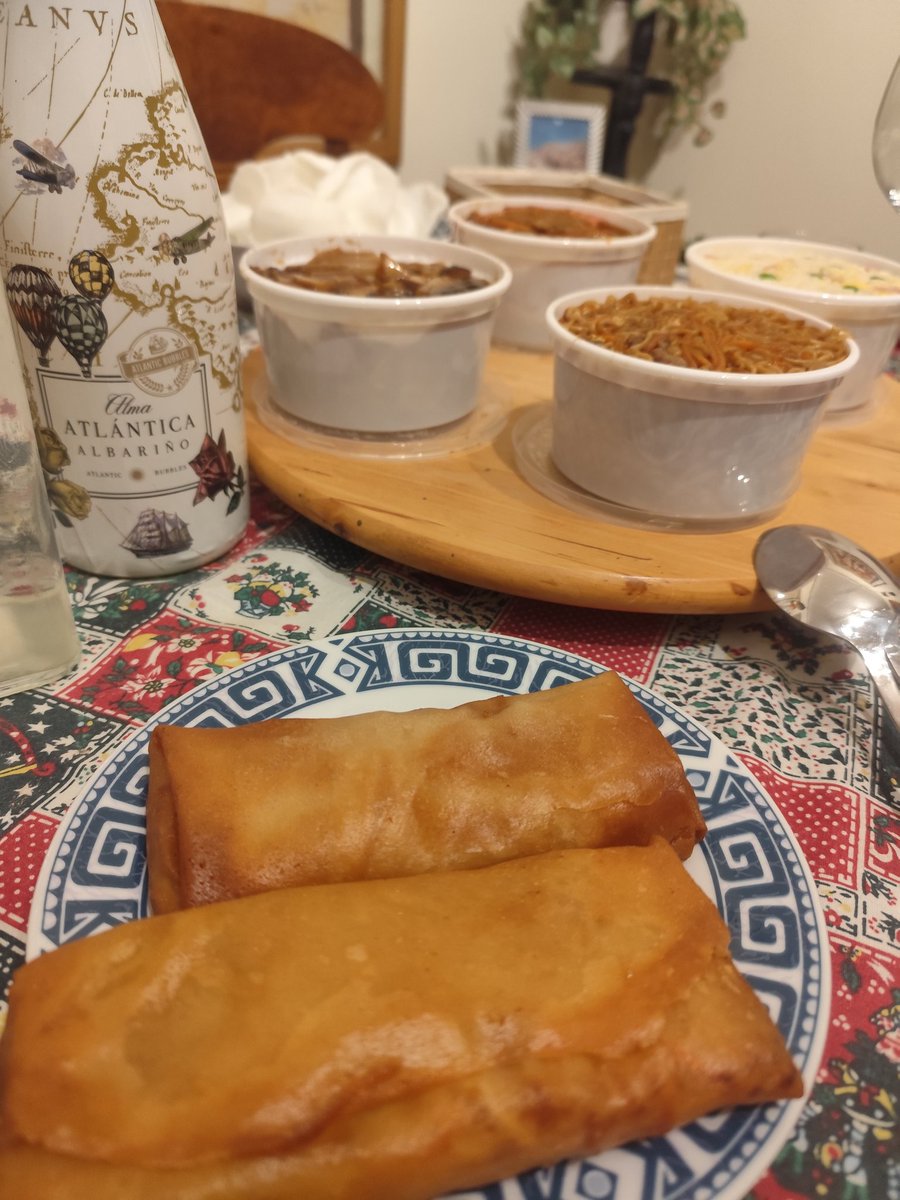 angydopereiro's tweet image. En mi casa llevamos años con la buena tradición de cenar del chino ✨🍷🥢