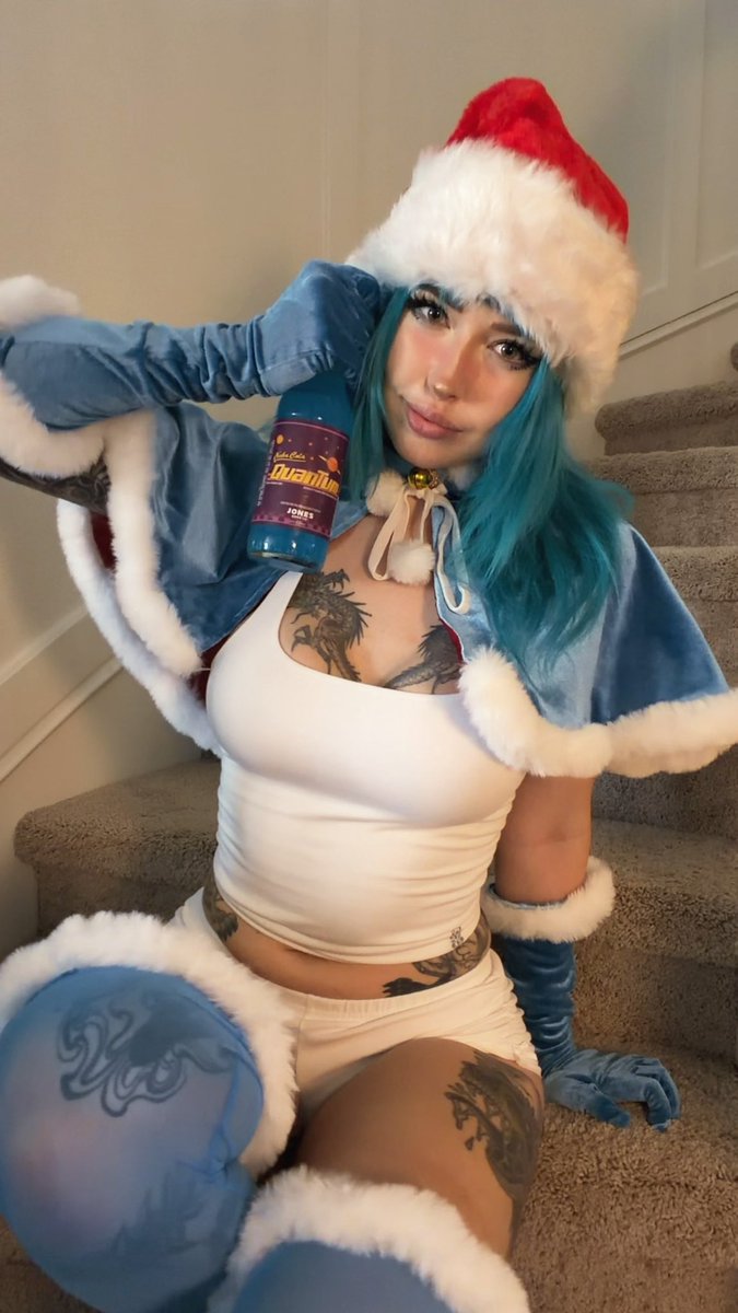 strongwaifu's tweet photo. MERRY CHRISTMAS EVERYONE, DRINK QUANTUM ! https://t.co/zgaheVpFP5