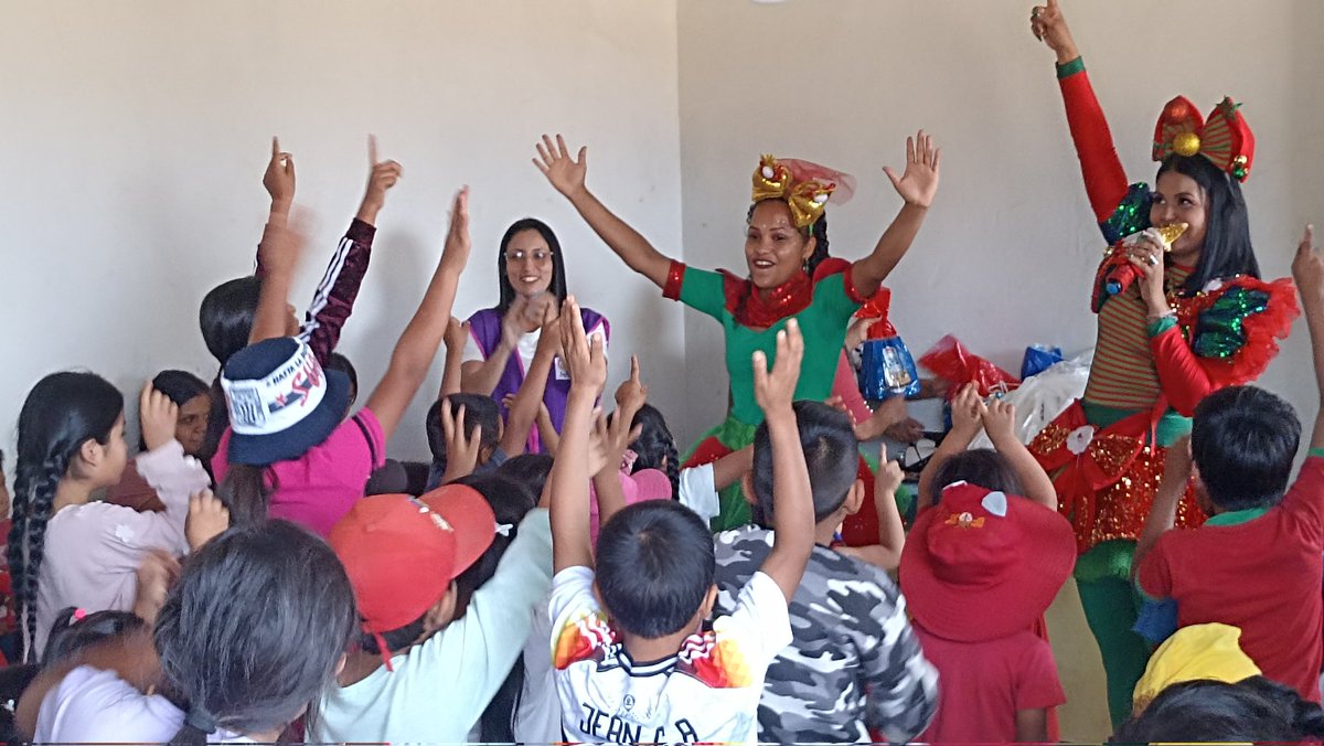 Legendarios_Vol's tweet photo. BIBLIOTECA COMUNITARIA ESTRELLA DE BELEN - ALTO TRUJILLO 

Navidad con los niños, gracias a Mamá Influencer por hacer posible este hermoso momento.

LEGENDARIOS - Una Vida Digna de Ser Contada https://t.co/fQ8iVQjsYE