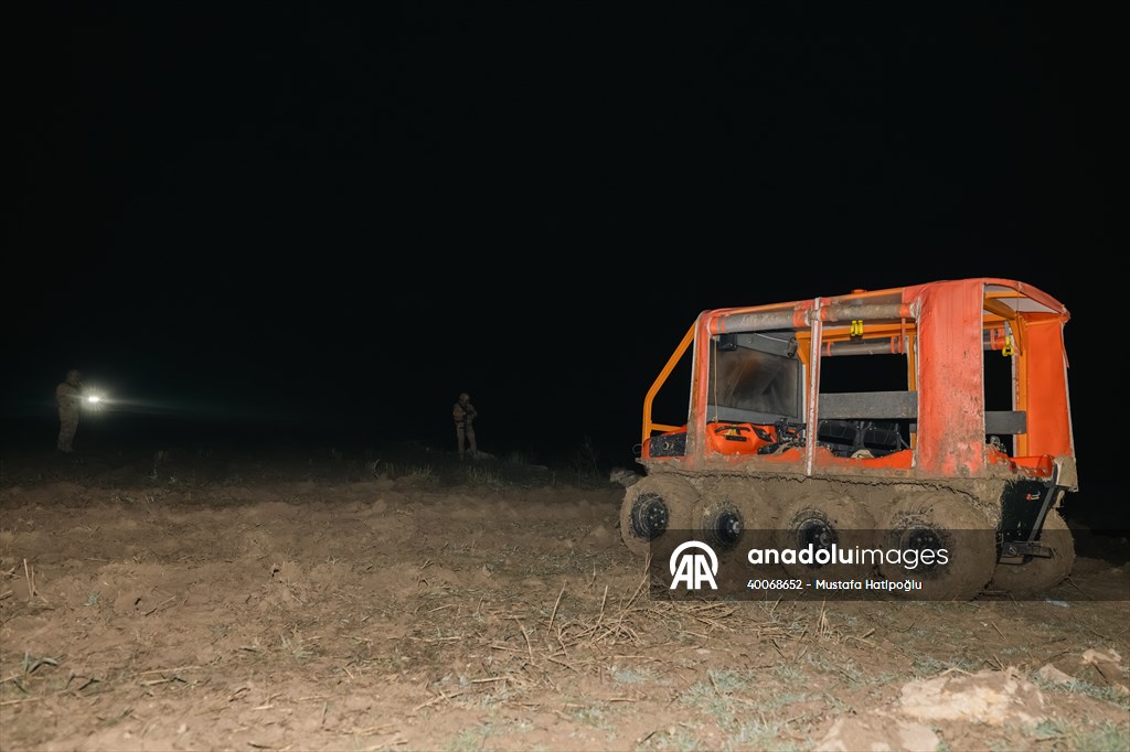 Libya Genelkurmay Başkanı Orgeneral Muhammed Ali Al-Haddad ve beraberindeki 4 kişi ile 3 mürettebatı taşıyan özel jetin,Haymana ilçesi Kesikkavak köyündeki enkazında arama faaliyetleri devam ediyor. Search efforts continue at crash site of jet carrying Libya's army chief Ankara