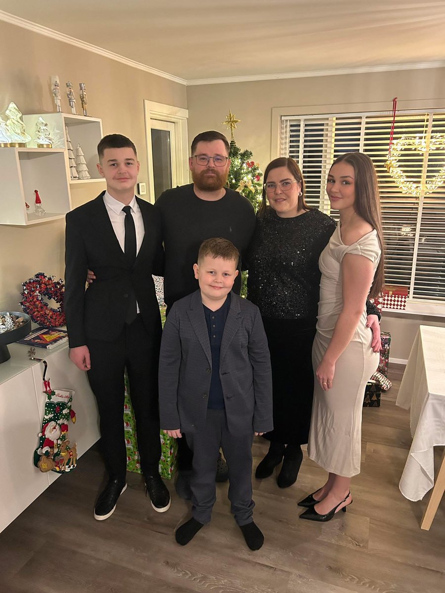 Me and my family wish you a merry Christmas 💚 Icelandic Christmas is 24th of December and i had an awesome night eating good food and opening gifts 🎁 
Next year will be amazing, getting to know all of you coaches better and hopefully find the right place to play basketball and