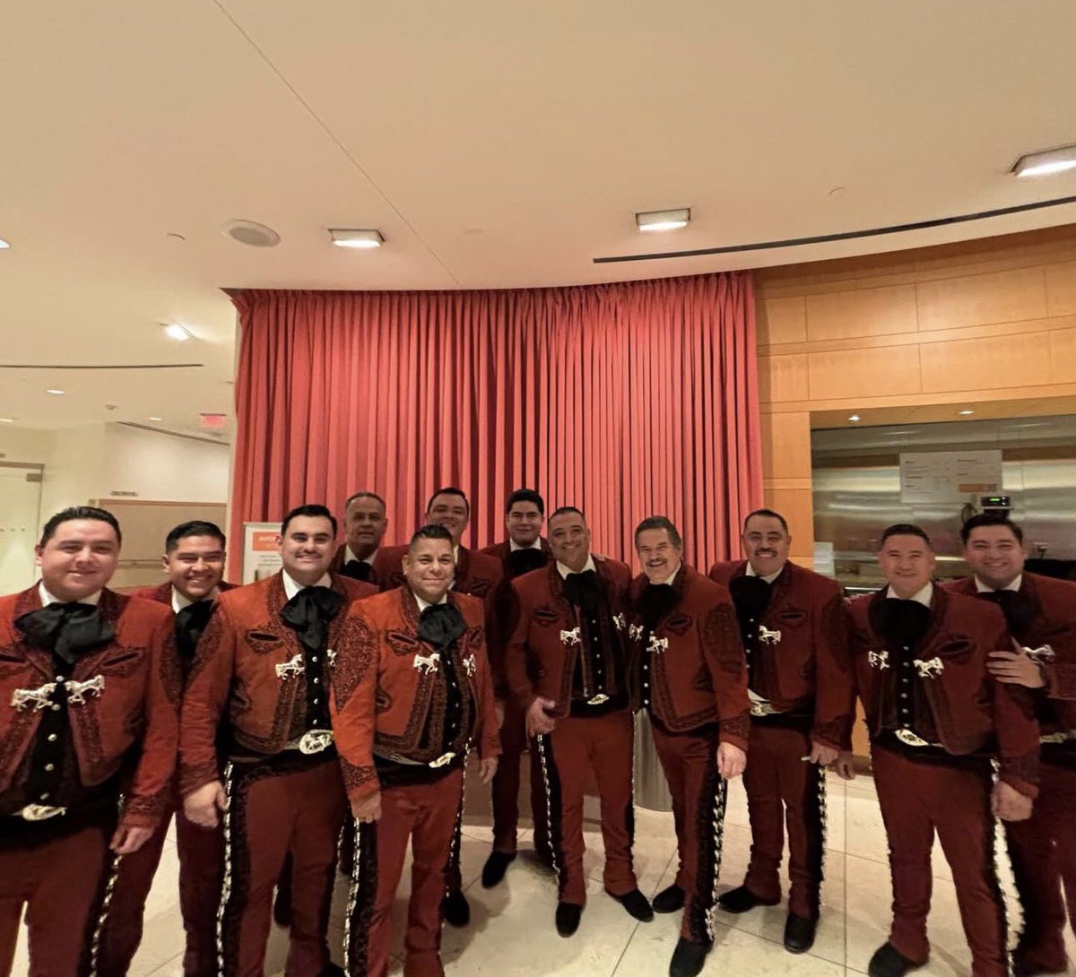 Mil gracias a todas las personas que nos acompañaron anoche en el Segerstrom Center for the Arts Felices Fiestas y bendiciones para todo el mundo 🙏🏻

#mariachiloscamperos 
#llegaronloscamperos
