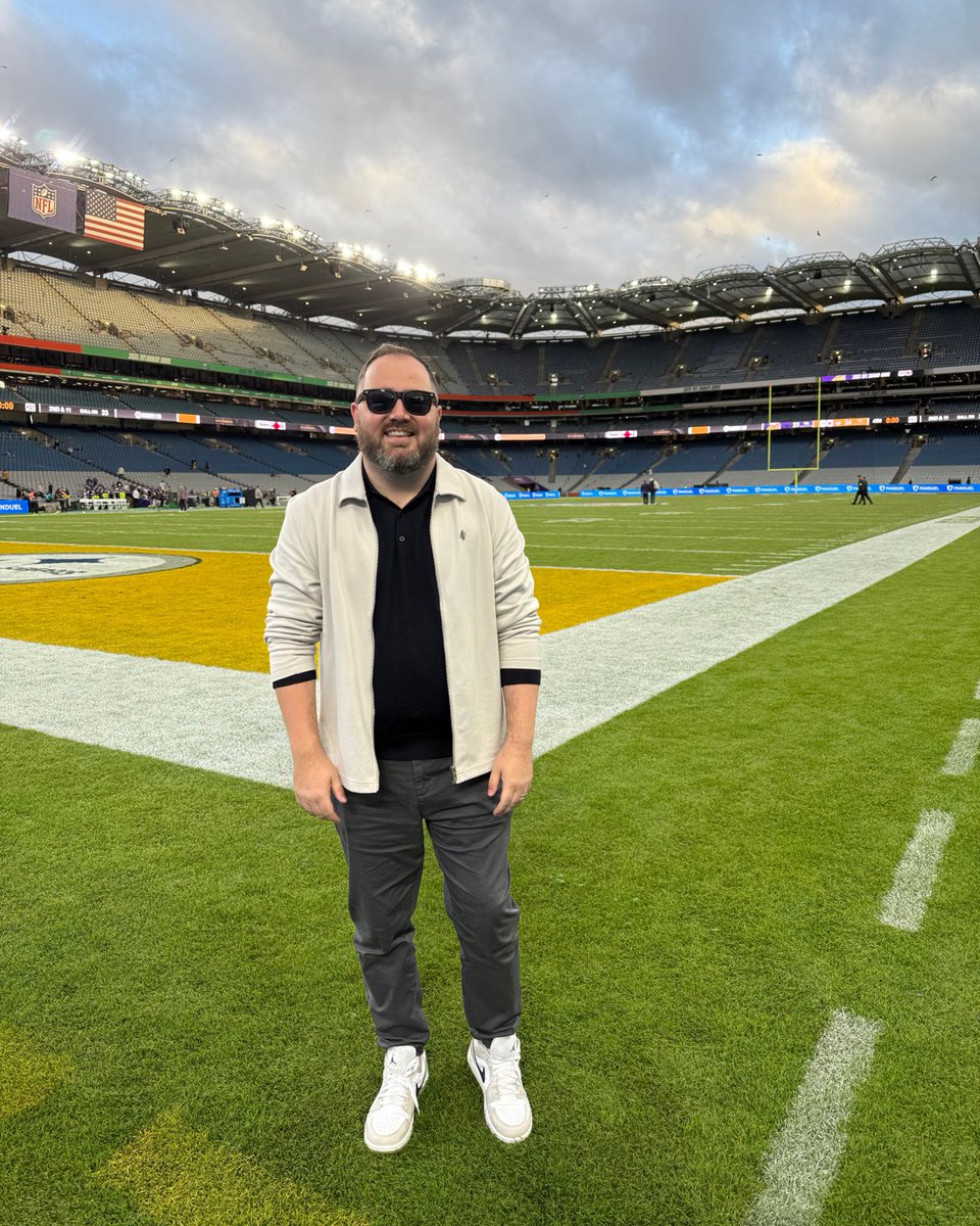 Wishing you all a very Merry Christmas, folks. To celebrate, I’m giving away an NFL jersey to one follower. Just repost and reply tagging the player who you want on the jersey! 🏈

Thank you all so much for the incredible support throughout this year. It’s hugely appreciated.