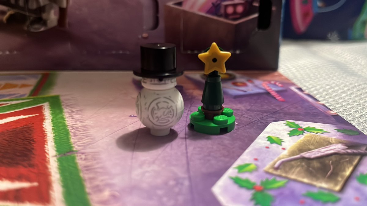 atimson's tweet photo. On the twenty-fourth day of Christmas my calendar brought to me a tree and Frosty the BB-8. #LegoStarWars #AdventCalendar https://t.co/vL4QtdhmCl