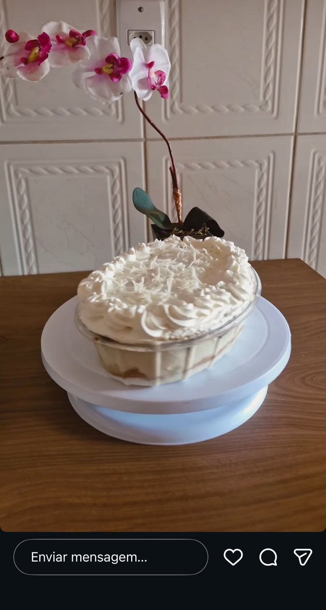 henrquerios's tweet image. minha mae empolgou e fez 5 sobremesas pra so 15 pessoas