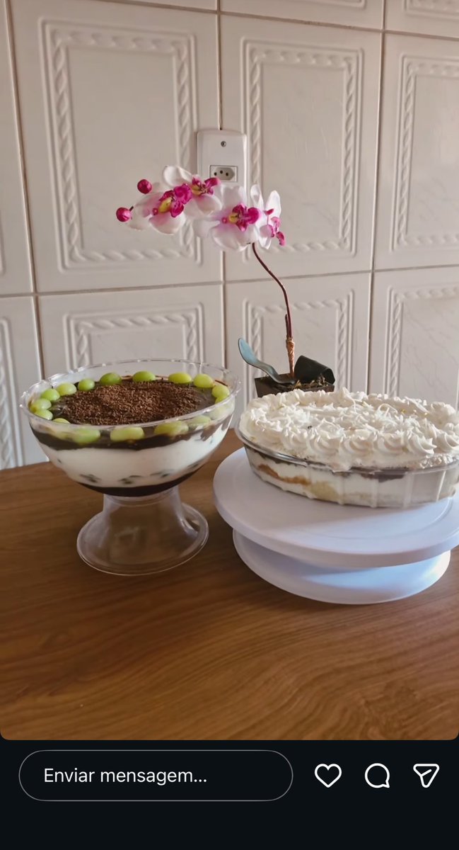 henrquerios's tweet image. minha mae empolgou e fez 5 sobremesas pra so 15 pessoas