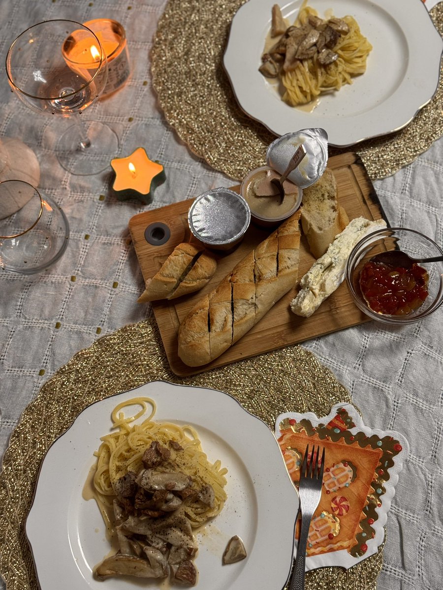 Посидели с подружкой, я пасту опять приготовила с теми самыми белыми грибами, которые я собирала сама в Румынии!)