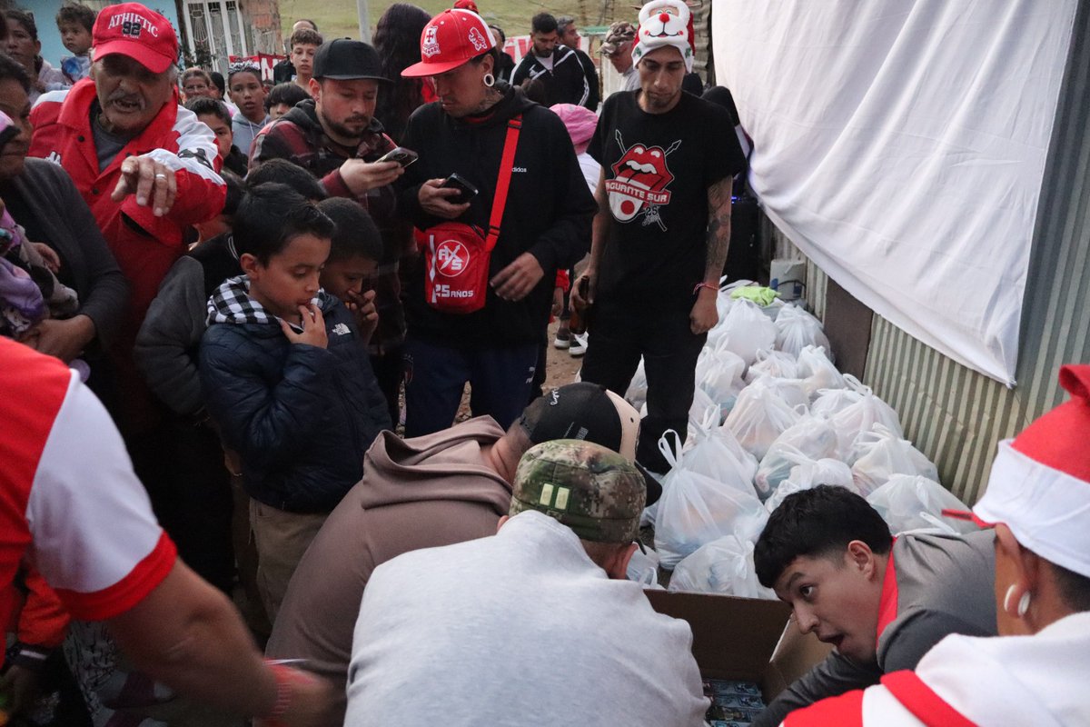 #NavidadLGARS 🇮🇩🎄🎁

Continuamos deseándole una Feliz Navidad a los niños de la ciudad, nuestros parches de la Zona Diecinueve Ciudad Bolivar <a href="/ElAguanteSur/">El Aguante Sur</a> y <a href="/Perdomo_Z19/">PERDOMO SUR CAPITAL</a> compartieron más de 190 regalos, mercados, refrigerios, ropa para niños y adultos, se rifaron 2 bicicletas y
