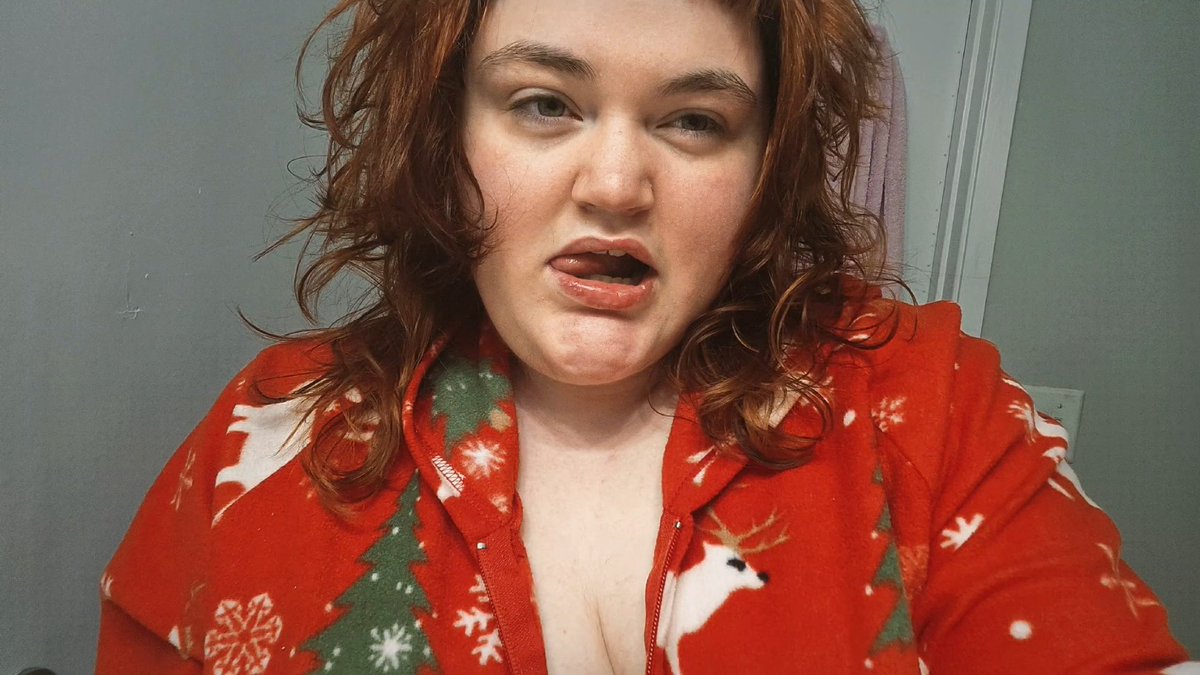 lyramast's tweet image. merry christmas eve everyone ❤️💚 #lesbiantwt