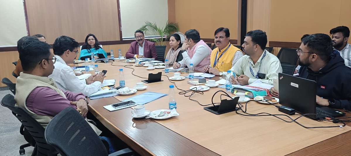 ChhattisgarhABC's tweet image. बाल विवाह मुक्त छत्तीसगढ़ की दिशा में एक मजबूत कदम

राज्य स्तरीय छत्तीसगढ़ बाल विवाह प्रतिषेध इकाई की पहली बैठक, श्रीमती शम्मी आबिदी, सचिव, महिला एवं बाल विकास विभाग, छत्तीसगढ़ शासन की अध्यक्षता में संपन्न हुई।

बैठक में समिति के सदस्य यूनिसेफ विशेषज्ञ श्री अभिषेक सिंह, सृजन…