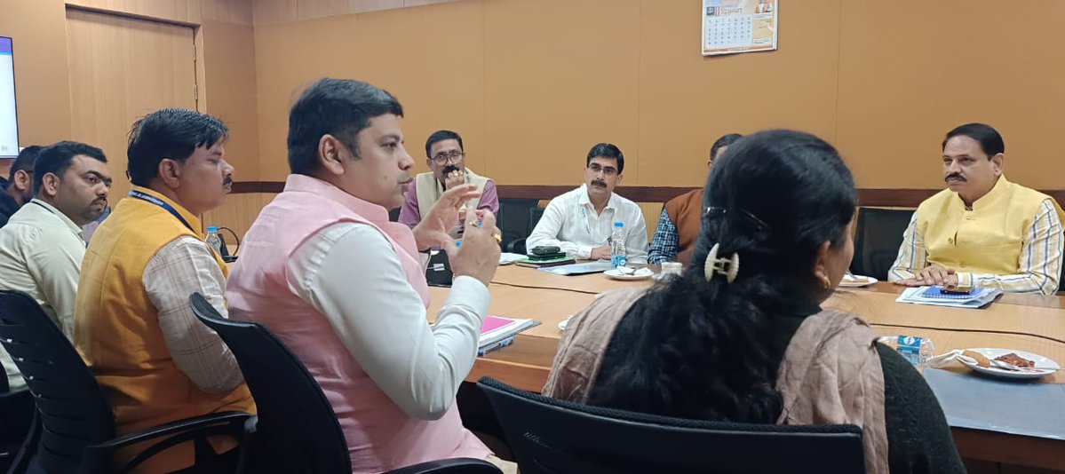 ChhattisgarhABC's tweet image. बाल विवाह मुक्त छत्तीसगढ़ की दिशा में एक मजबूत कदम

राज्य स्तरीय छत्तीसगढ़ बाल विवाह प्रतिषेध इकाई की पहली बैठक, श्रीमती शम्मी आबिदी, सचिव, महिला एवं बाल विकास विभाग, छत्तीसगढ़ शासन की अध्यक्षता में संपन्न हुई।

बैठक में समिति के सदस्य यूनिसेफ विशेषज्ञ श्री अभिषेक सिंह, सृजन…