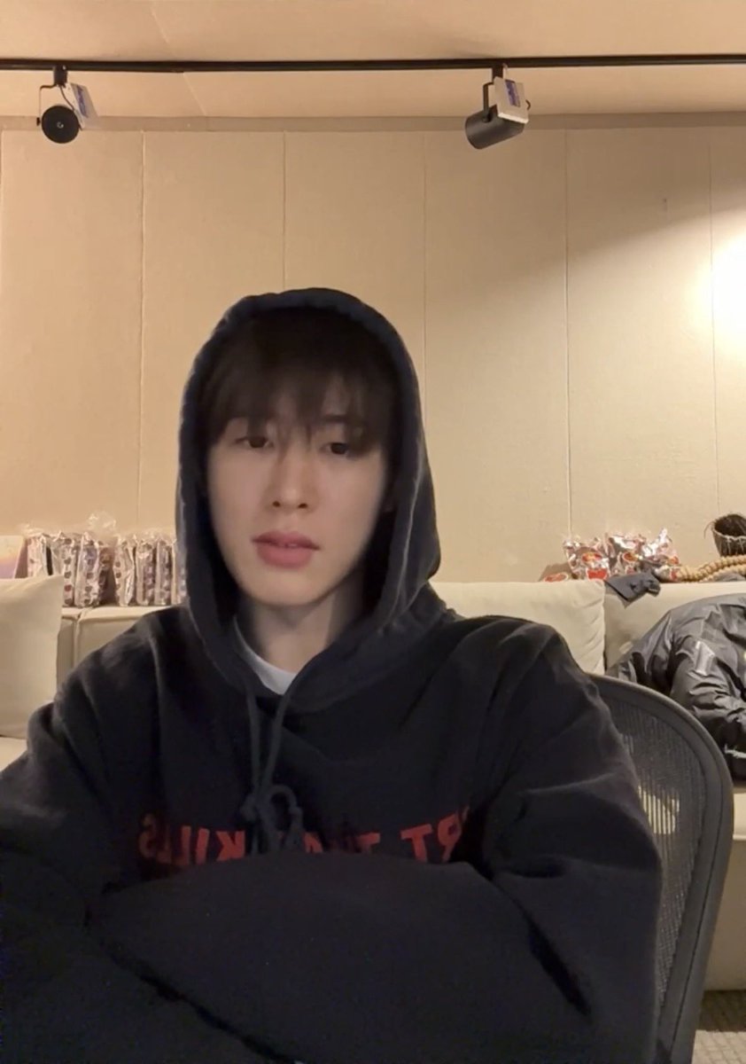 🆔: ฉันสอบมหาวิทยาลัยไม่ติด
🐥: ผมก็เคยตกรอบซววเหมือนกัน แถมยังเคยตกรอบ SMTM ด้วย
ไม่ได้จะบอกให้จริงจังอะไร แต่สำหรับผม มันเป็นประสบการณ์ที่ดีนะ

🆔: แค่ประสบความสำเร็จก็พอแล้วไม่ใช่เหรอ?
🐥: ถึงจะไม่ประสบความสำเร็จ มันก็ไม่จำเป็นต้องเป็นประสบการณ์ที่แย่เสมอไป อย่าหมดกำลังใจนะ