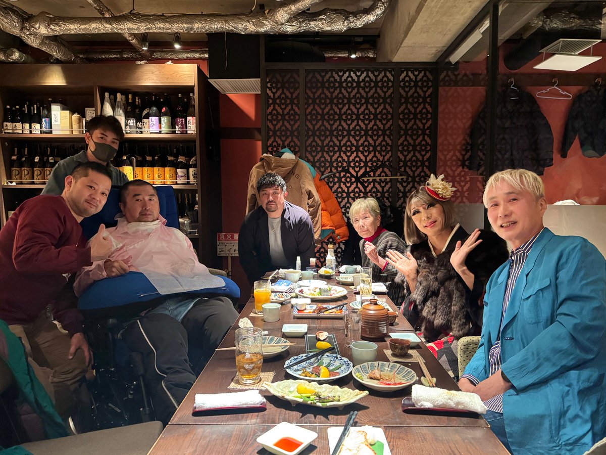 昨夜は退院後、2回目の家弓社長Campy!bar入店でした！
自分から「またお店に顔出したい」とマサくんに言ってくれたみたいで、さすが社長な前向きさ✨
岐阜からおかんユキも来て、順調な回復を祝って、女装息子のオリジナルシャンパンで乾杯してくれました🥂