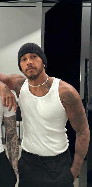 favlewisham's tweet image. queria estar nos brações dele