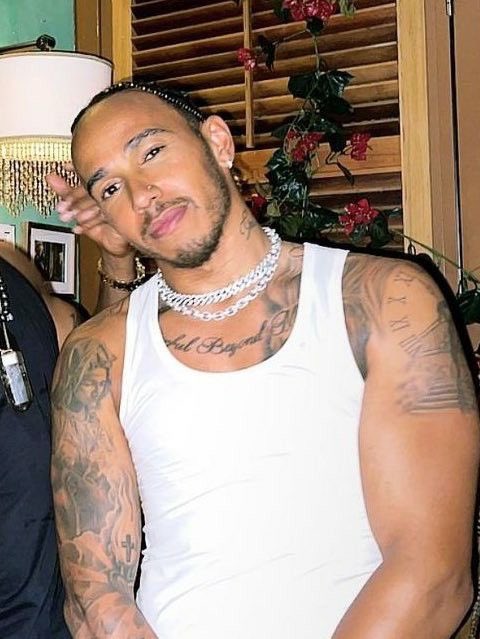 favlewisham's tweet image. queria estar nos brações dele