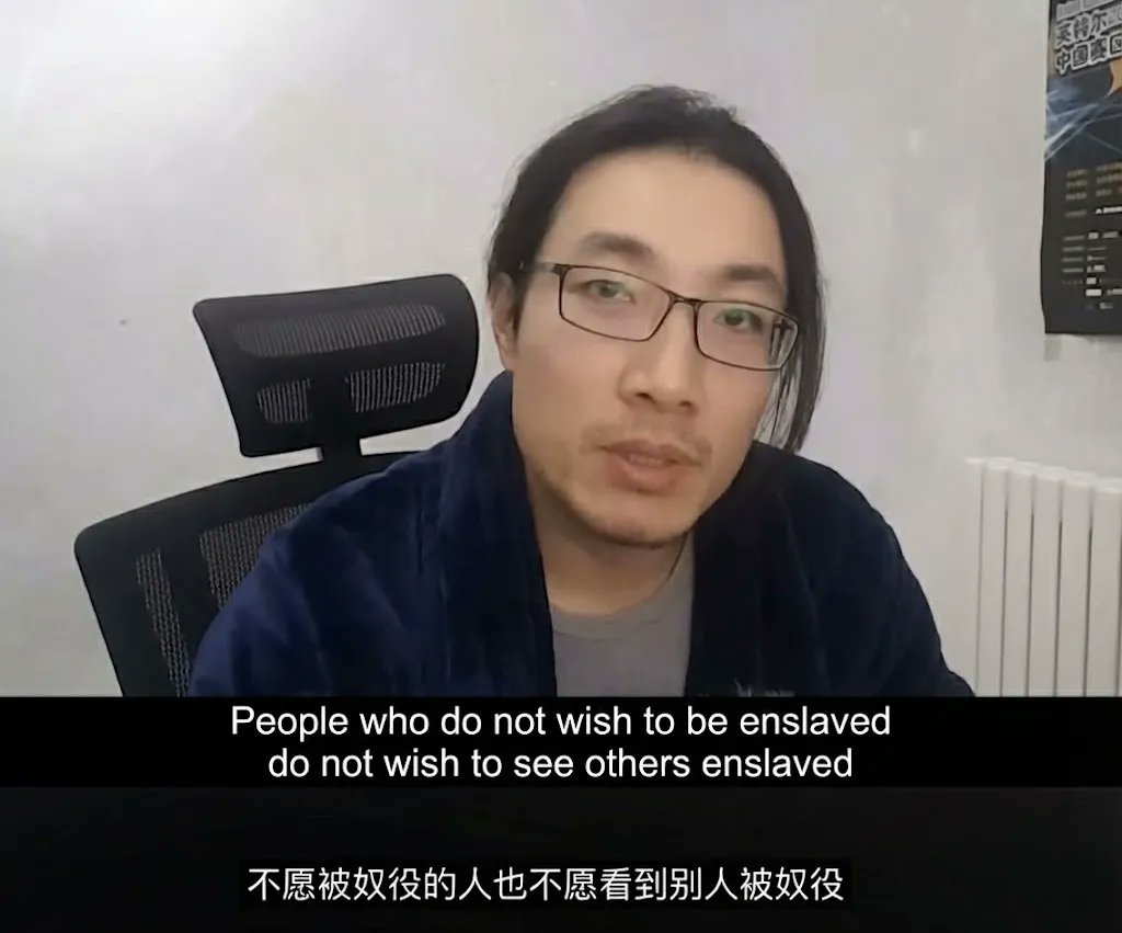 5xyxh's tweet photo. 关恒，但愿你没有来错地方！ 
作者：新高地
         在2025年的美国，一个中国青年关恒正身陷纽约州的布鲁姆县监狱，面临被遣返回国的命运。这位38岁的河南人，曾在2020年独自深入新疆，冒着生命危险用长焦
镜头记录下那些隐藏在荒野和军营背后的维吾尔集中营设施。他的视频素材，不仅震撼了国际社会，还成为BuzzFeed News普利策获奖团队的关键证据，帮助证实了中国政府在新疆的系统性镇压。
         然而，四年后，他却因“非法入境”在美国被捕。这是一个充满荒诞悖论的故事：一个为揭露暴政而逃亡的勇士，却在向往的“自由世界”中再度失去自由。但愿关恒没有来错地方——否则，美国作为人权灯塔的形象，将蒙上难以洗刷的阴影。
全文：https://t.co/fBvuQWxKLZ 来自 @新高地 New Highland Vision