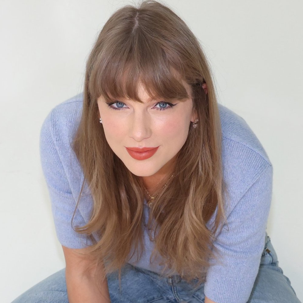 Há 36 anos, Taylor Swift chegava ao mundo.

Em quase 20 anos de carreira, a artista, 14x vencedora do Grammy, construiu uma trajetória marcada por reinvenção, consistência artística e domínio sobre a própria narrativa. 

Taylor não apenas acompanhou as transformações da indústria