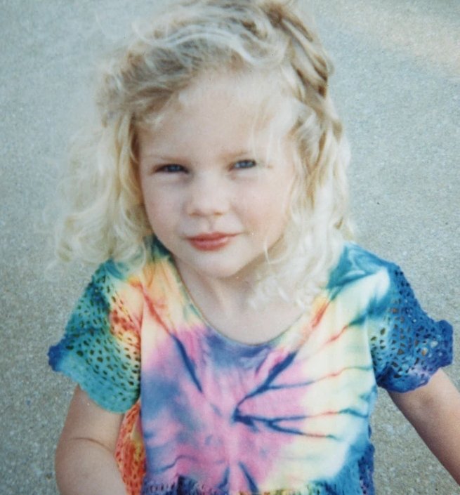 taylorswiftbr's tweet image. Há 36 anos, Taylor Swift chegava ao mundo.

Em quase 20 anos de carreira, a artista, 14x vencedora do Grammy, construiu uma trajetória marcada por reinvenção, consistência artística e domínio sobre a própria narrativa. 

Taylor não apenas acompanhou as transformações da indústria…