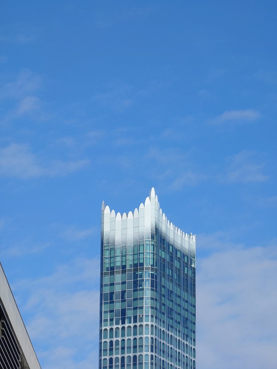 いつの間にこんな、窓関数をフーリエ変換したみたいなビルができてたんだ