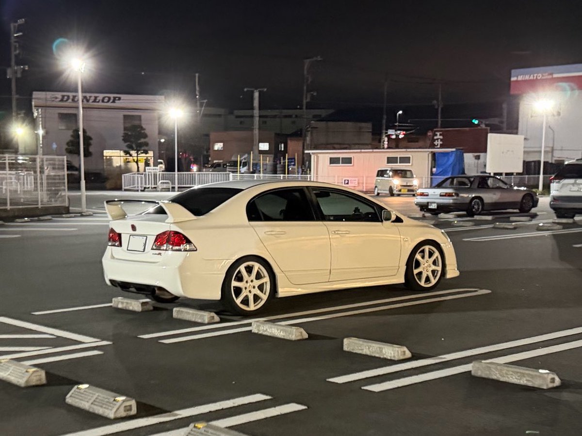 いい感じの照明ある駐車場📸