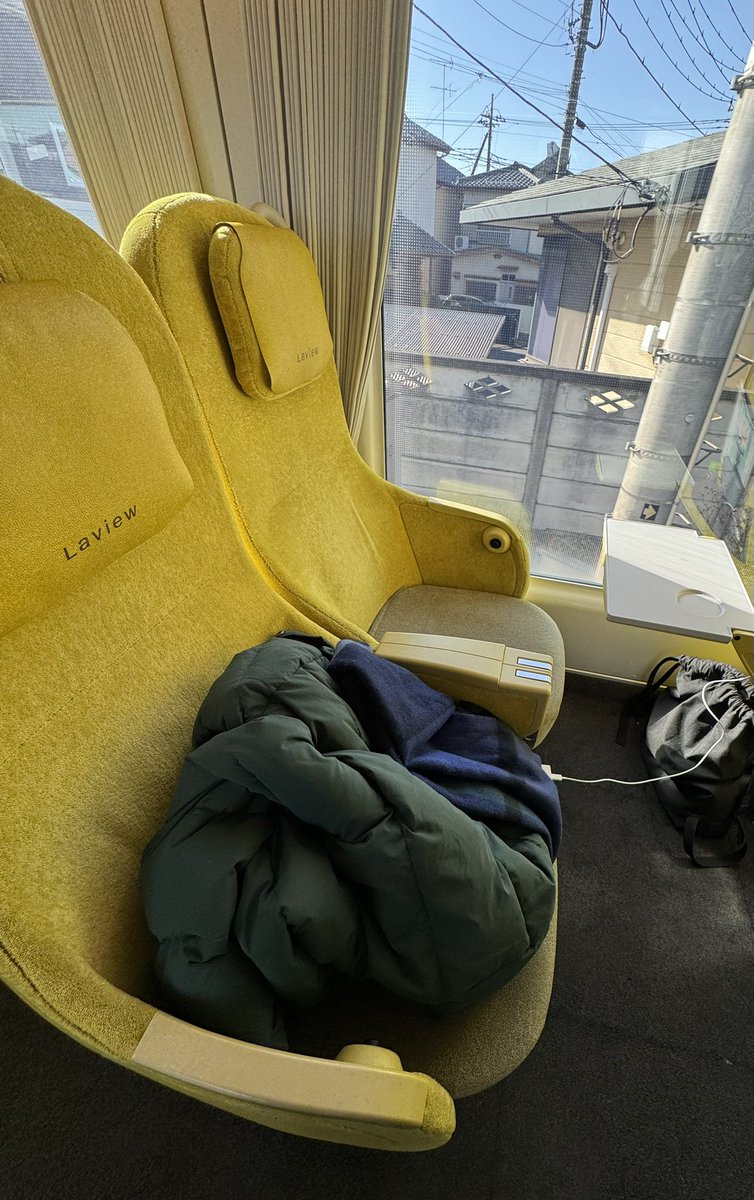 今回のツアー、座席が窓際のみの設定なので、実質2座席分占有出来て快適🎵 #あやち貸切特急ツアー2025