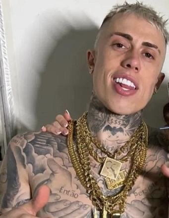 A mãe do Mc Daniel teve a coragem de dizer que essa mulher aqui não tinha a aparência que ela esperava pro “príncipe” dela … sendo que o príncipe é esse homem aqui