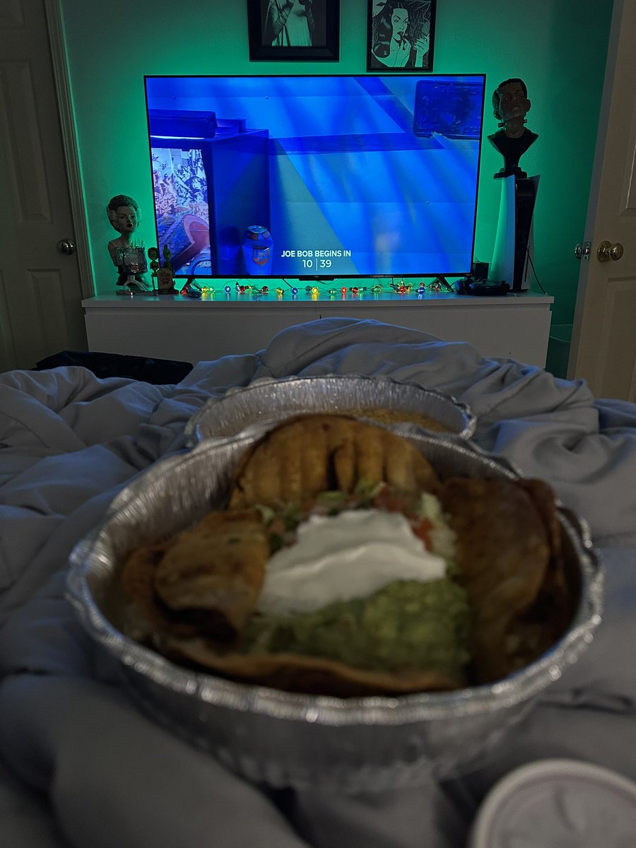 BarelyAshley's tweet image. I’m here with tacos but not sure how chatty I will be tonight. 

#TheLastDriveIn
#MutantFam