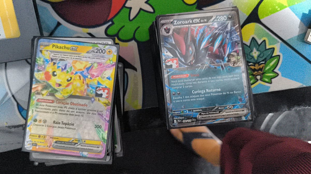 CriSsVGC's tweet photo. Nesse período que fiquei sem acesso aqui descobri que dá pra jogar Pokémon em papel colorido e curti bastante. Desde então venho brincando com meu dinheiro e montando vários baralhinhos pra testar e no final jogar de Raio Fúria nas liguinhas kkkk https://t.co/0PRPogP3mZ