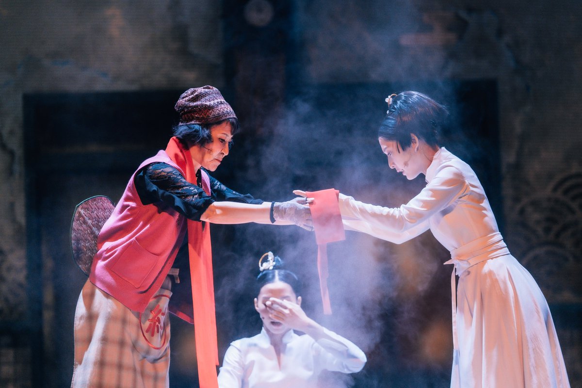 片桐はいりさん 第60回紀伊國屋演劇賞個人賞、おめでとうございます㊗️ 

Shakespeare’s Wild Sisters Group×庭劇団ペニノ公演「誠實浴池 せいじつよくじょう」における 女１、ヌトミック公演「彼方の島たちの話」における エイコ の演技に対して。

写真：『誠實浴池』 撮影：Kris Kang