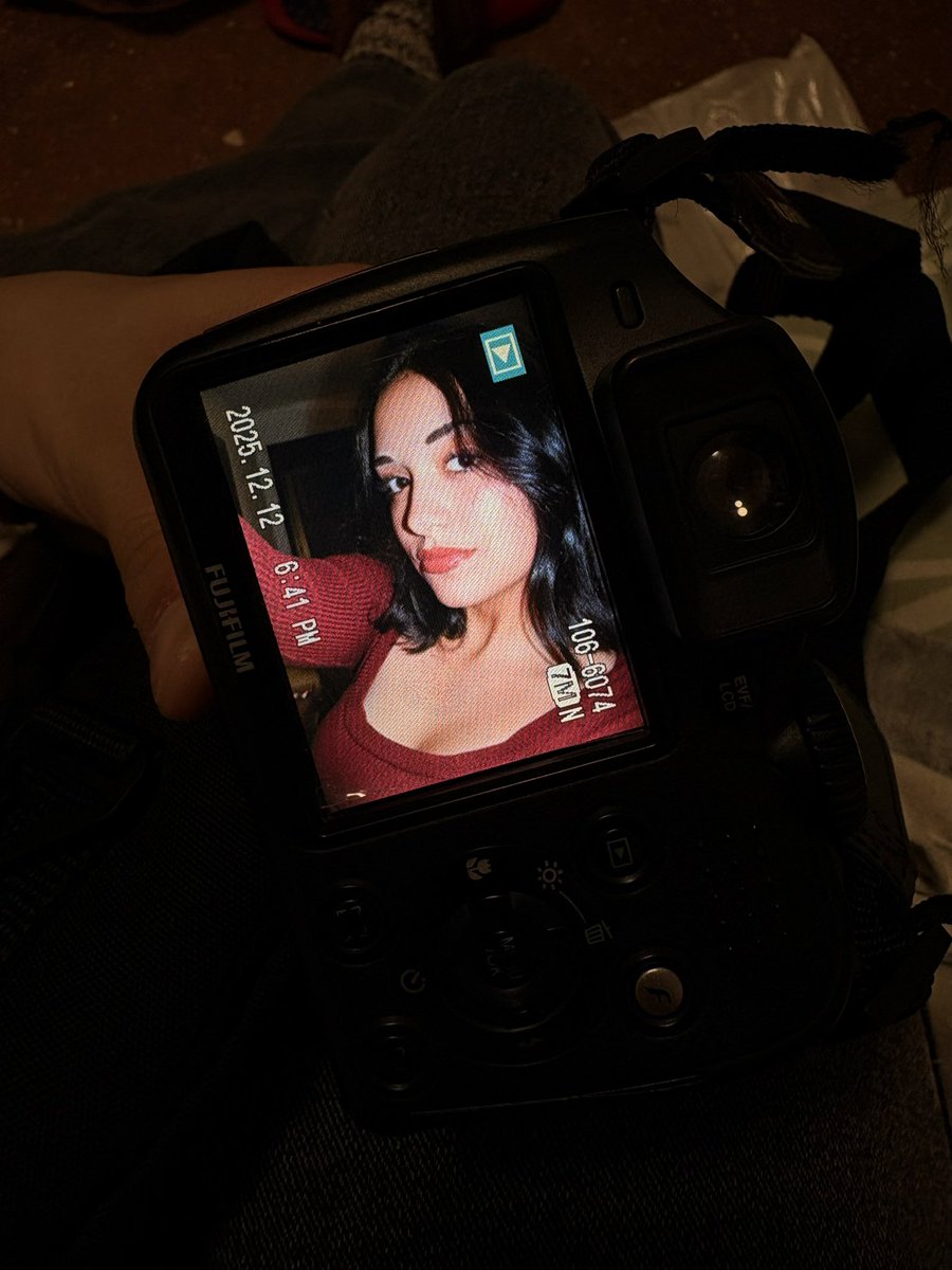 Que tan deprimente es tener que subir la foto así porque no puedo pasármela al móvil hasta el 22