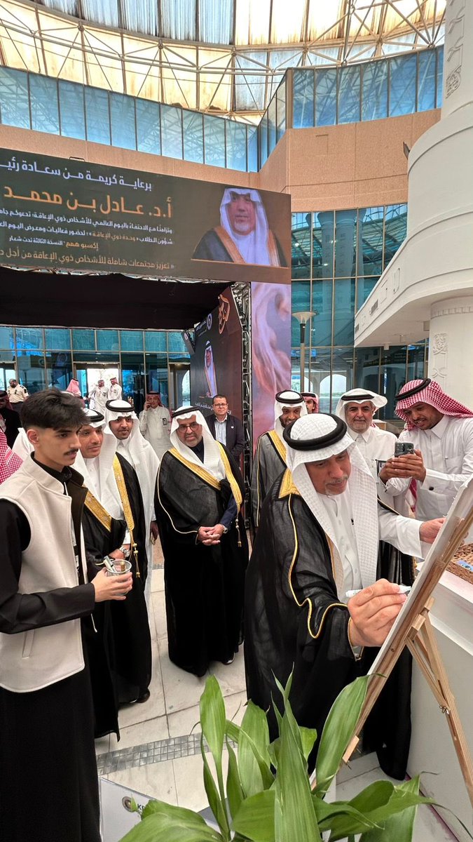 iicvcza's tweet photo. تسرّني وتشرفني كتابة سعادة رئيس جامعة الملك فيصل على لوحتي بمناسبة اليوم العالمي للأشخاص ذوي الإعاقة، وذلك ضمن فعاليات معرض إكسبو. أعتزّ بهذا الموقف الذي يعكس دعم القيادة الجامعية لهذه الفئة الغالية، ويمنحني دافعًا أكبر لمواصلة العطاء والمشاركة في المبادرات الهادفة https://t.co/4PA5pQCUdO