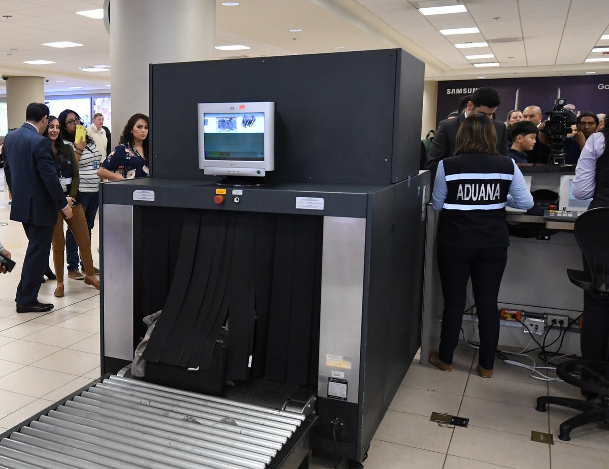 Es increíble como las autoridades nos ven la cara a los ecuatorianos, parecen enemigos de la gente que trabaja y viaja para comprarse algo. 
El control qué les están haciendo este mes a las personas que vienen de viaje de cualquier parte a Ecuador es del hp.
La aduana está