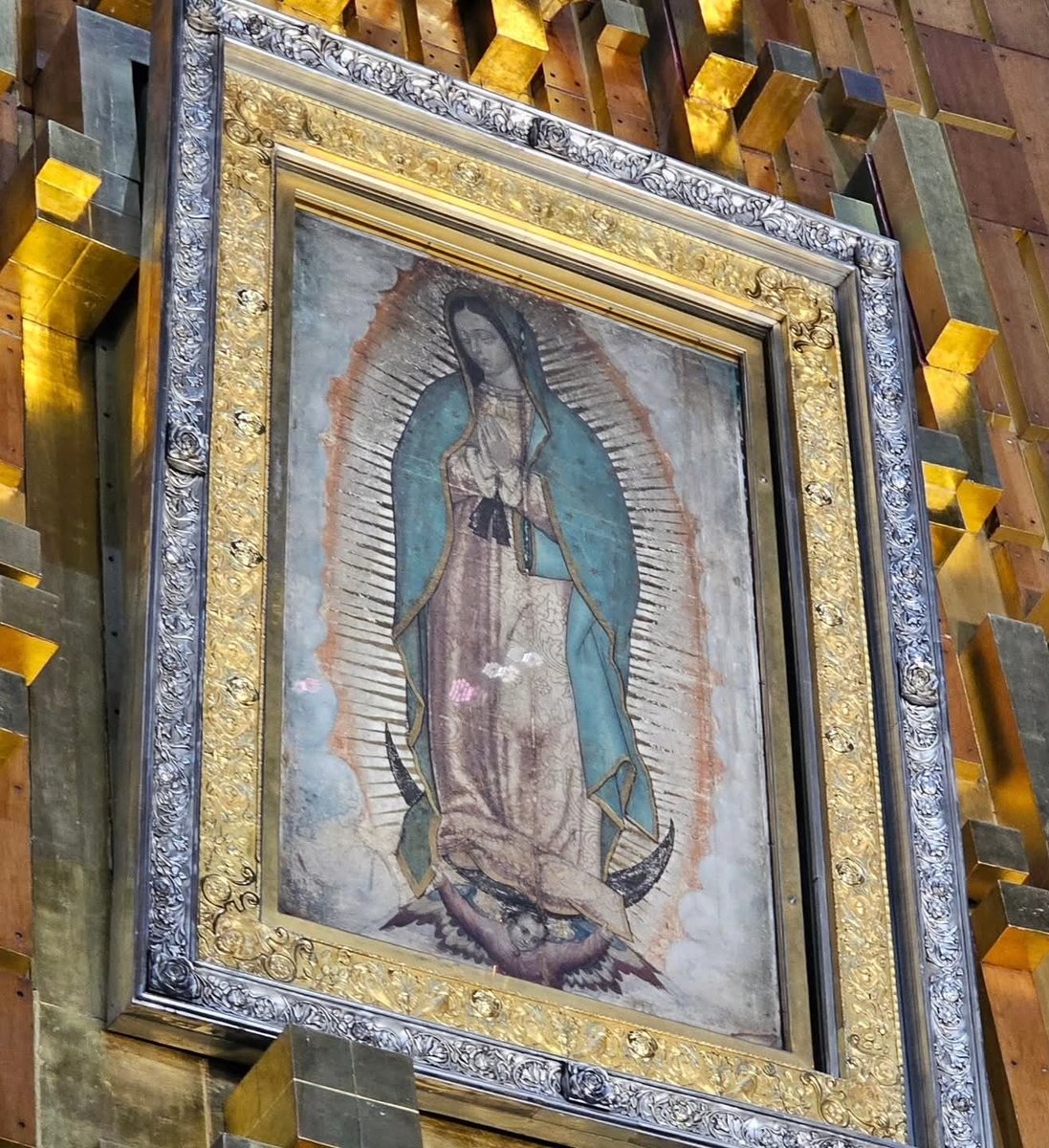 Nosotros no la elegimos, ella quiso venir a nosotros para darnos todo su amor y auxilio de madre compasiva. Para tenernos bajo su sombra y resguardo, para que estemos en el hueco de su manto, en el cruce de sus brazos.